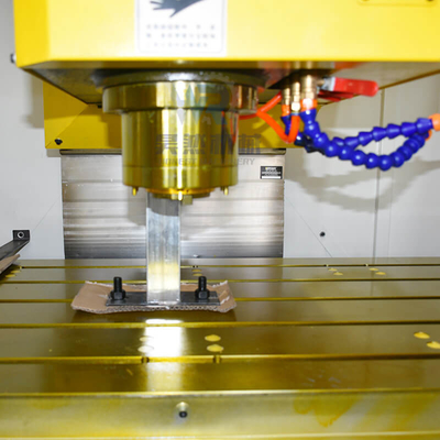 4axis مركز بالقطع الأفقي الصغير CNC مركز الطحن العمودي Vmc1370